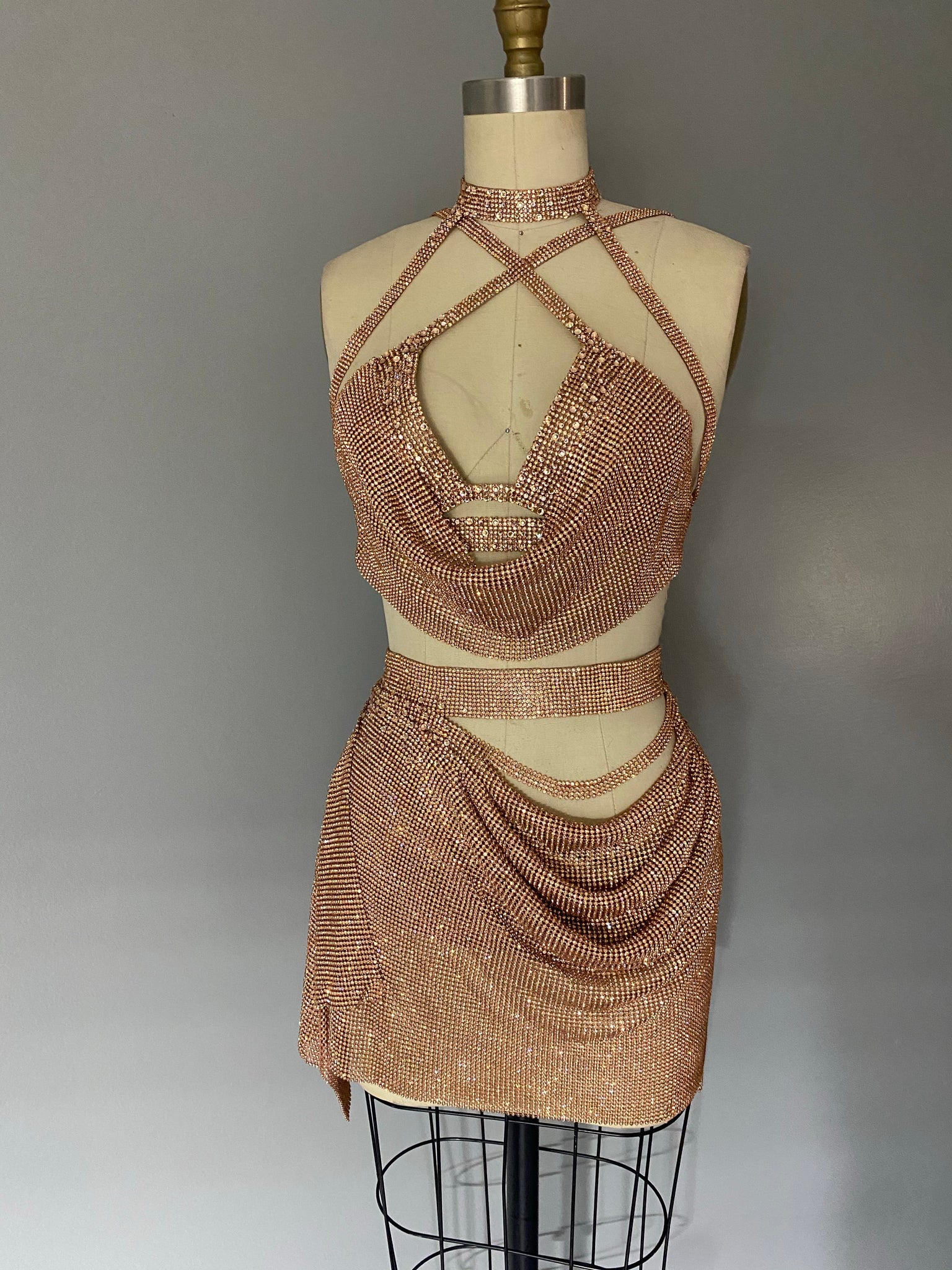 Saweetie Blush Gold Chainmail Two Piece look Saweetie Blush Gold Chainmail Two Piece look